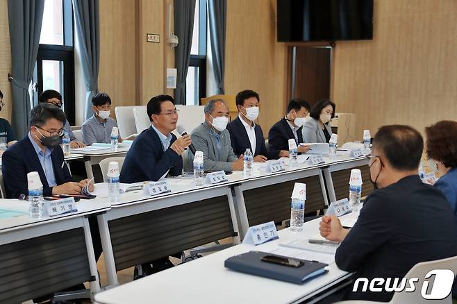 왼쪽 두번째부터 차례로심덕섭 고창군수 당선인, 윤준병 의원, 이학수 정읍시장 당선인.© 뉴스1