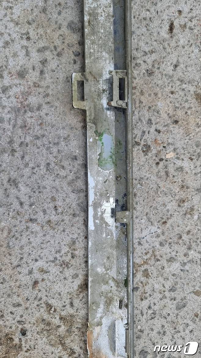 실종된 조유나양(10) 일가족을 수색 중인 경찰이 28일 오후 3시20분쯤 전남 완도군 신지면 송곡항 인근 방파제 앞 바다에서 2018년식 아우디 차량 구조물을 발견, 조사하고 있다. 사진은 경찰이 건져 올린 2018년식 아우디 차량 그릴(라디에이터 덮개). (광주경찰청 제공) 2022.6.28/뉴스1 © News1 정다움 기자