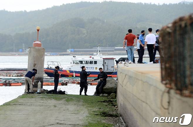 실종된 조유나양(10) 일가족을 수색 중인 경찰이 28일 오후 전남 완도군 신지면 송곡항 인근 해역에서 2018년식 아우디 차량 구조물을 발견해 조사하고 있다. 2022.6.28/뉴스1 © News1 정다움 기자