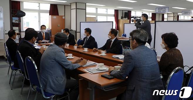 8일 제17대 김광수 제주도교육감 당선인의 '행동하는 제주교육인수위원회(위원장 고창근)'가 출범했다. 인수위원회는 이날 오전 제주국제교육원 4층 대강당에서 현판식을 갖고 본격적인 활동에 돌입했다.2022.6.8/뉴스1 © News1 홍수영 기자