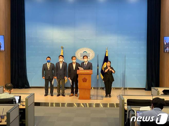 김동연 경기도지사직인수위원회 염태영 공동위원장과 상임고문단이 28일 오후 국회 소통관에서의 기자회견을 통해 윤석열 정부에 경기지사의 국무회의 배석을 촉구했다.(인수위 제공)/© 뉴스1