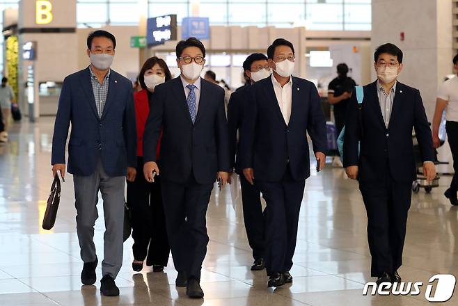 대통령 특사 자격으로 필리핀 신임 대통령 취임식에 참석하는 권성동 국민의힘 원내대표가 28일 오후 인천국제공항 1터미널을 통해 출국하고 있다. 이날 특사단은 양금희 의원을 비롯한 서일준, 박형수, 김선교, 배준영 의원이 함께했다. 2022.6.28/뉴스1 © News1 이동해 기자