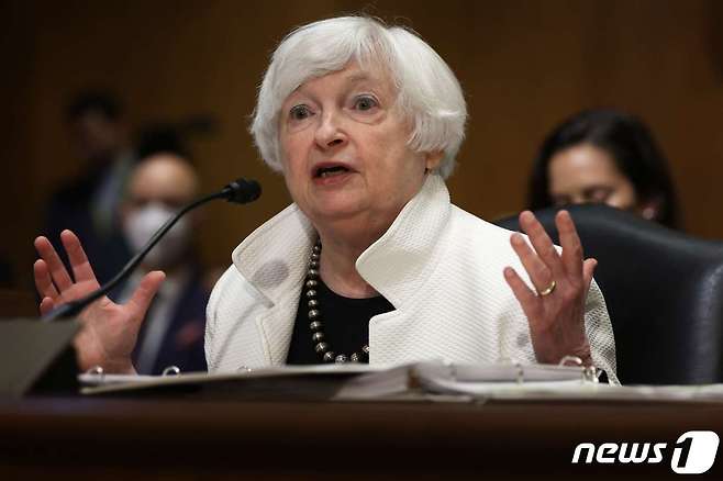 재닛 옐런 미국 재무장관이 7일(현지시간) 워싱턴 상원 금융위원회 청문회에 출석해 현재의 인플레이션은 받아들이기 힘든 수준이라며 인플레이션 잡기가 정책의 최우선 순위라고 밝히고 있다. © AFP=뉴스1 © News1 우동명 기자