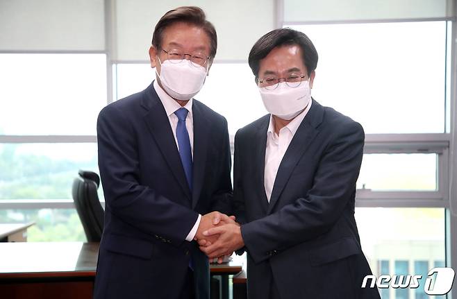 이재명 더불어민주당 의원이 지난 8일 오후 서울 여의도 국회 의원회관 내 의원실에서 김동연 경기도지사 당선인과 만나 악수하고 있다.(공동취재) 2022.6.8/뉴스1 © News1 이재명 기자
