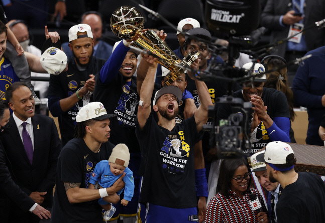 지난 17일 보스턴 TD가든에서 벌어진 NBA 파이널 6차전에서 승리한 골든스테이트 워리어스 선수들이 트로피를 들고 기쁨을 만끽하고 있다. epa연합뉴스