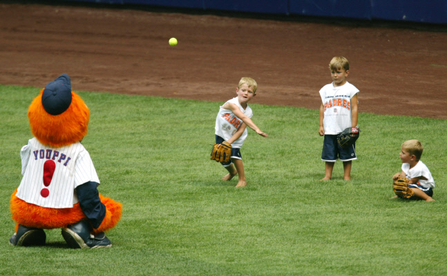 트레버 호프먼(샌디에이고 파드리스)의 아이들이 그라운드 한편에서 미니 게임을 하며 야구에 푹 빠져있다. REUTERS연합뉴스