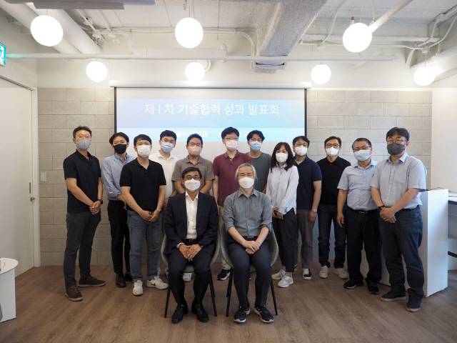 서울아산병원(가장 앞줄 왼쪽 디지털정보혁신본부 이상오 본부장)과 세나클소프트(가장 앞줄 오른쪽 위의석 공동대표)의 양사 임직원이 단체 사진을 촬영하고 있다.