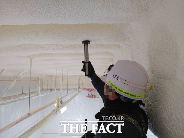 LT삼보 직원이 굴곡진 천장면에 시공된 우레탄 작업을 점검하고 있다. /제보자 제공