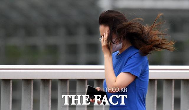 서울을 비롯한 수도권 등에 강풍주의보가 발효된 28일 오후 서울 도봉구 창동 일대에서 시민이 바람을 맞으며 걷고 있다.