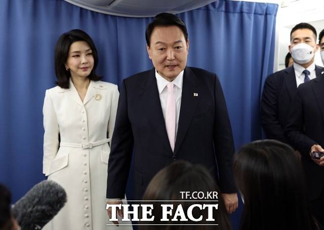 윤석열 대통령(가운데)과 김건희 여사가 27일(현지시간) 스페인 마드리드로 향하는 공군1호기에서 취재진과 질의 응답을 하고 있다.