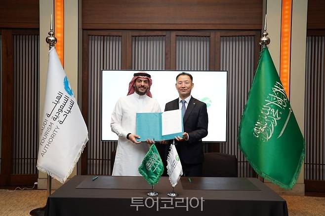 &nbsp;신라호텔 영빈관에서 알하산 알다바흐 사우디아라비아 관광청 APAC 최고 마케팅 담당자(왼쪽)와 유인태 모두투어 사장이 업무협약을 체결하고 기념사진을 찍고 있다.