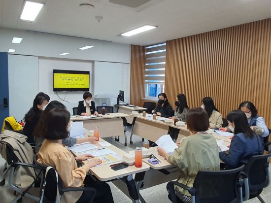 경북교육청, 학교급식 표준화 업무매뉴얼 제작을 위한 TF 회의 모습.