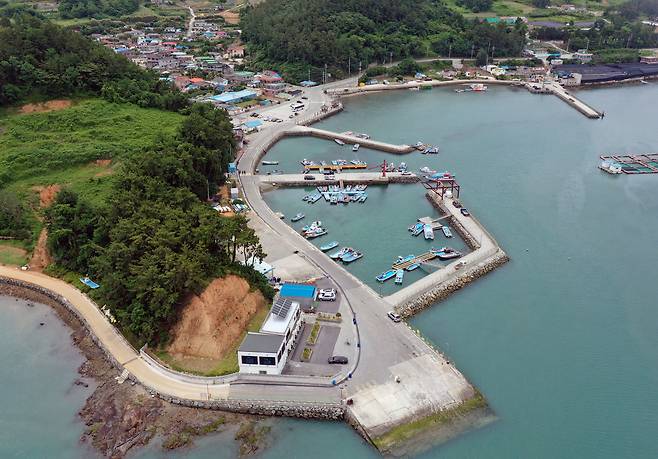 27일 전남 완도군 신지면 일대에서 실종된 조유나(10) 양의 가족을 찾기 위한 수사가 엿새째 이어지고 있다. 사진은 조양 아버지의 휴대전화가 마지막으로 꺼진 송곡선착장의 모습./연합뉴스