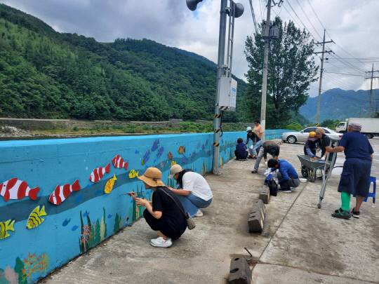 28일 이 마을에 단양군 자원봉사 벽화봉사단과 지역주민 150명이 자발적으로 참여해 마을 곳곳의 노후 담장에 아름다운 벽화를 채우고 있다. 사진=단양군 제공.