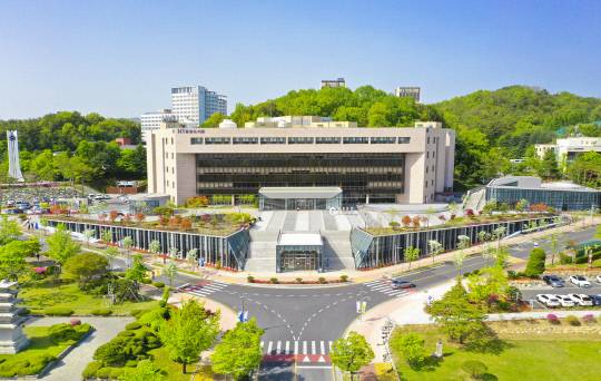 올해로 개교 70주년을 맞은 충남대는 '새로운 미래가치를 창출하는 우리나라 최고의 국립대학교'을 비전으로 제시하며 제2의 도약을 시작한다. 사진은 충남대 도서관 전경.