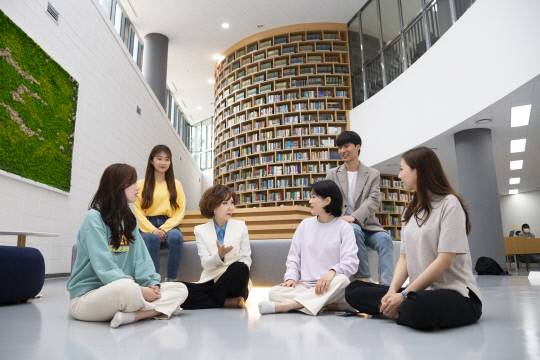 충남대는 올해 시설사업 예산 1012억 원을 확보한 것은 물론, RIS사업, LINC3.0사업 등 각종 정부지원사업을 통해 지역 사회의 혁신 성장 플랫폼 역할을 수행하고 있다. 사진은 충남대 신축 중앙 도서관에서 이진숙 총장과 학생들이 대화를 하는 모습. 사진=충남대 제공