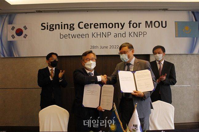 협약서 들고 있는 왼쪽 인물 남요식 한수원 성장사업본부장, 오른쪽 인물 잔티킨 타무르 KNPP CEO. ⓒ한국수력원자력