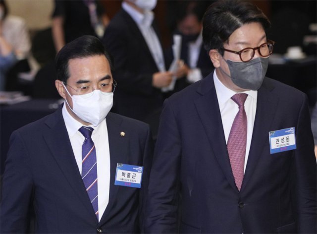 국민의힘 권성동 원내대표(오른쪽)와 더불어민주당 박홍근 원내대표가 지난 22일 서울 중구 롯데호텔에서 열린 2022 경향포럼 에 참석하고 있다. 사진공동취재단