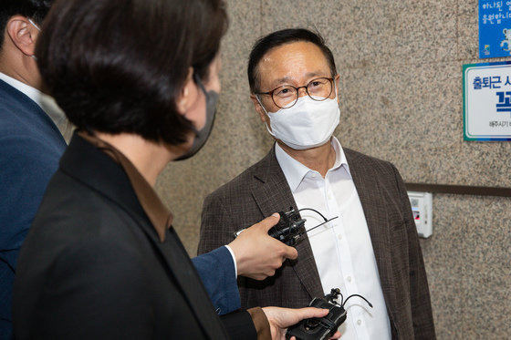 홍영표 더불어민주당 의원이 3일 서울 여의도 국회에서 열린 박홍근 당대표권한대행 겸 원내대표와 중진의원 간담회 참석을 위해 원내대표실로 들어서고 있다. 더불어민주당은 이날 박 권한대행 주재로 중진의원 간담회와 국회의원·당무위원회 연석회의를 잇달아 열고 당 수습책을 논의한다. 2022© News1