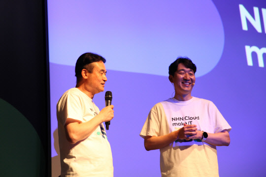 백도민(왼쪽) NHN클라우드 공동대표와 김동훈 NHN클라우드 공동대표가 28일 열린 'NHN 클라우드 메이크 IT'에서 키노트를 진행하고 있다.