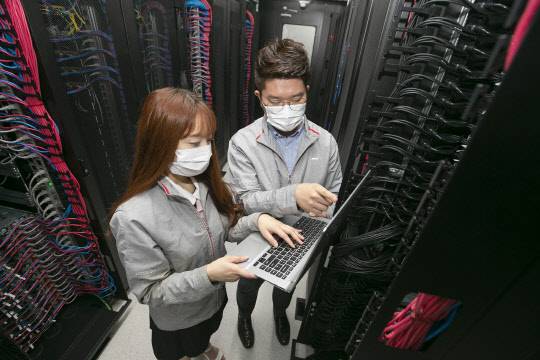 모델들이 KT 클라우드 IDC센터를 소개하고 있다. KT 제공