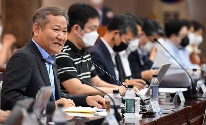 행정안전부 출입기자 간담회가 28일 서울 종로구 정부서울청사에서 열렸다. 이상민 장관이 질문에 답하고 있다. 이동근기자 foto@etnews.com