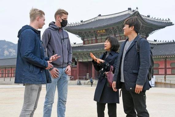 한국관광통역안내사협회 회원인 안국태(남자), 이선우(여자) 관광통역안내사들이 경복궁에서 외국인관광객에게 한국을 소개하고 있다. (2020.03.27) /사진=박범준 기자