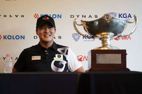 지난 26일 끝난 코오롱 한국오픈에서 우승한 김민규가 30일 부산 기장군 아시아드CC에서 개막하는 아시아드CC 부산오픈에서 2주 연속 우승에 도전한다. fnDB