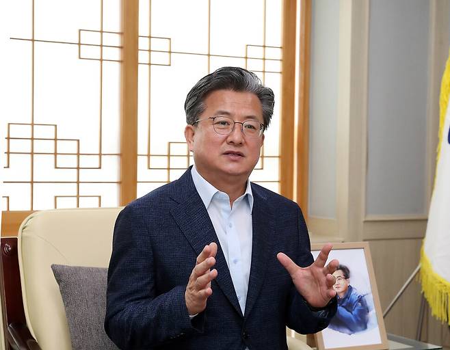 정용래 대전 유성구청장이 지난 20일 유성구청에서 <한겨레>와 만나 인터뷰를 하고 있다. 유성구 제공