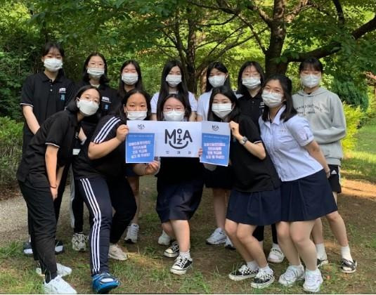 경북 포항시 포항제철고 학생들이 28일 교내 장애학생 이동권을 보장하는 지지 성명에 동참하고 있다. 무의 제공