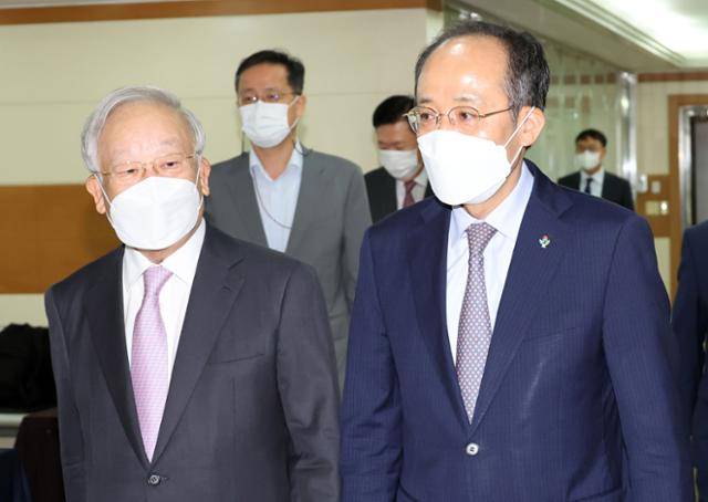 추경호(오른쪽) 부총리 겸 기획재정부 장관이 28일 서울 마포구 한국경영자총협회를 방문해 손경식 경총 회장과 이야기를 나누며 회의실로 입장하고 있다. 뉴시스