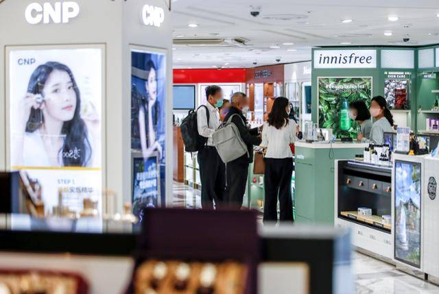 27일 오전 서울시내 한 면세점을 찾은 관광객들이 면세점을 둘러보고 있다. 뉴시스