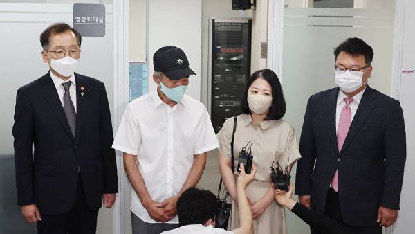면담 앞서 발언하는 이대준 씨 배우자(오른쪽 두 번째) [사진 제공: 연합뉴스]