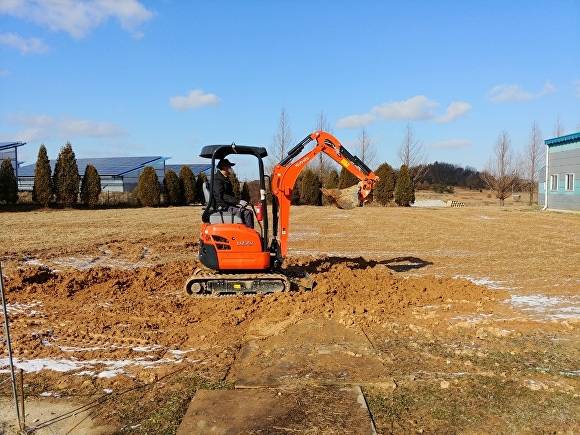 전라북도 김제시 농부가 소형건설기계 조종 실습중이다.[사진=김제시청]