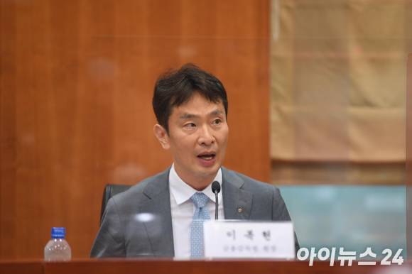 이복현 금융감독원장이 28일 오후 서울 여의도 한국금융투자협회에서 열린 '금융투자권역 CEO 간담회'에서 모두발언을 하고 있다. [사진=정소희 기자]