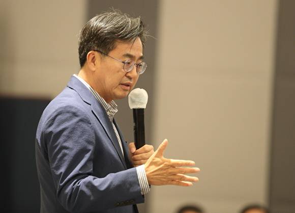 김동연 당선자가 지난 27일 열린 더불어민주당 경기도당 지방선거 당선자 워크숍에서 인사말을 하고 있다. [사진=김동연 당선자 인수위]