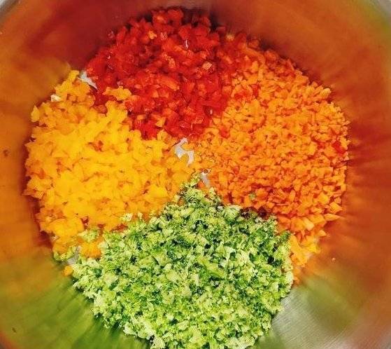 강아지용 소시지를 만들 땐 채소를 잘게 다져 넣어야 한다. 사진 박미진