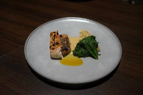 비장탄에 구운 덕자와 쌉사름한 겨자채와 커리소스. 사진 김성현