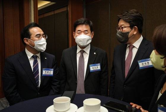 박홍근 더불어민주당 원내대표(왼쪽부터)와 김진표 국회의장 내정자, 권성동 국민의힘 원내대표가 22일 서울 중구 롯데호텔에서 열린 '2022 경향포럼'에 참석해 행사 전 대화를 나누고 있다. 뉴스1