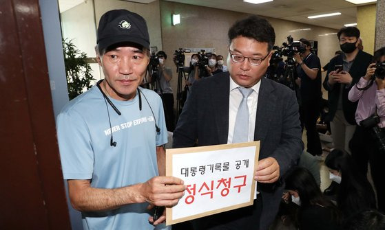 2020년 서해상에서 북한군에 사살된 해양수산부 공무원 이 대준 씨의 형 이래진 씨(왼쪽)와 유족의 법률대리인 김기윤 변호사가 27일 오전 더불어민주당 우상호 비대위원장과의 면담을 위해 국회 민주당 대표실로 들어서고 있다. 연합뉴스