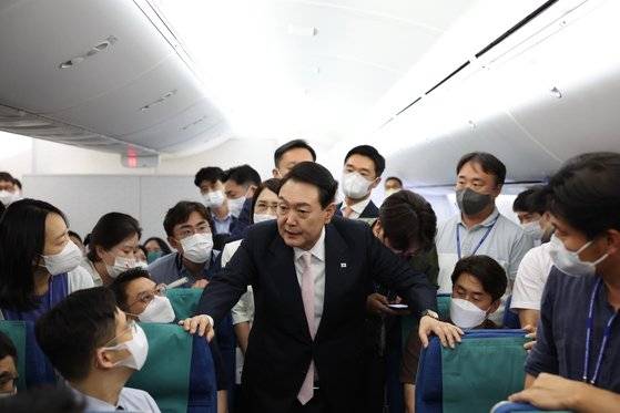 윤석열 대통령이 28일 북대서양조약기구(나토) 정상회의 참석을 위해 공군 1호기에 탑승,기자들과 대화하고 있다. 연합뉴스