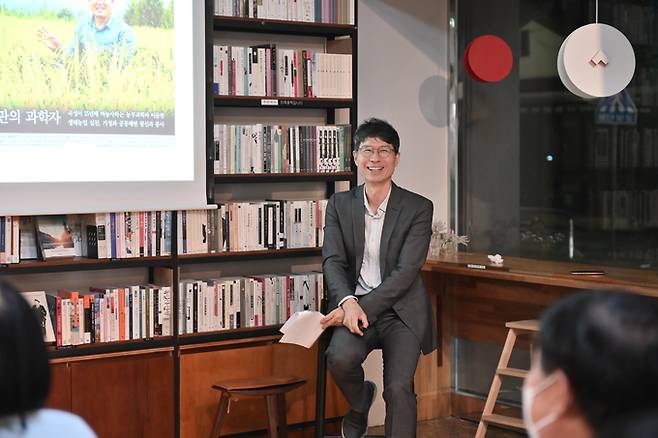 김종철 전 한겨레 선임기자가 펴낸 ‘각별한 당신’ 출간 기념 북토크가 지난 15일 서울 통의동 역사책방에서 열렸다. 이 책에 등장하는 주인공 20명 중 12명이 참석하는 등 독자들이 객석을 꽉 채웠다. 김 전 기자는 “‘각별한 당신’들이 내뿜는 향기가 철철 넘치는 자리였다”고 말했다. /김종철 제공