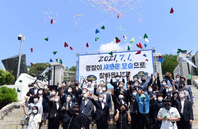 ▲ 강원도 자치경찰의 날을 선포한 지 28일로 꼭 1년이 된다. 전국 최초라는 타이틀을 갖고 출범한 강원도자치경찰위원회는 지구대·파출소 근무환경 개선에는 성과를 보였으나 인사권한 등을 놓고 적지 않은 과제를 노출하고 있다. 지난해 열린 ‘강원도 자치경찰의 날’ 선포식 모습.  본사DB