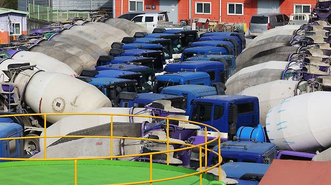 지난 13일 오후 경기도 화성시의 한 레미콘 업체에 레미콘 차량이 세워져 있다.  연합뉴스