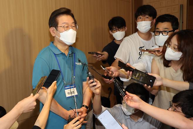 이재명 더불어민주당 의원이 지난 24일 충남 예산군 덕산리솜리조트에서 열린 ‘새롭게 도약하는 민주당의 진로 모색을 위한 국회의원 워크숍’을 마친 뒤 취재진의 질문에 답변하고 있다. 연합뉴스