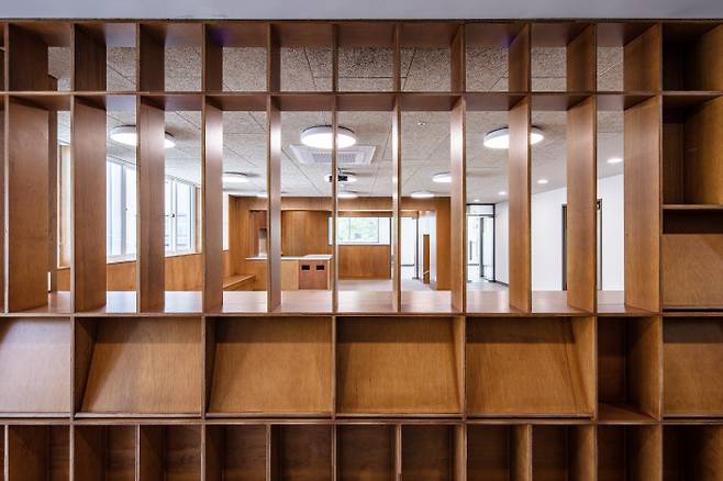 서울 강동그린나래복지센터는 리노베이션을 통해 발달장애인 보호작업장과 체육시설을 결합했다. 식사·교육·만남의 공간인 1층 라운지 ‘비버홀’(사진). 진효숙 제공