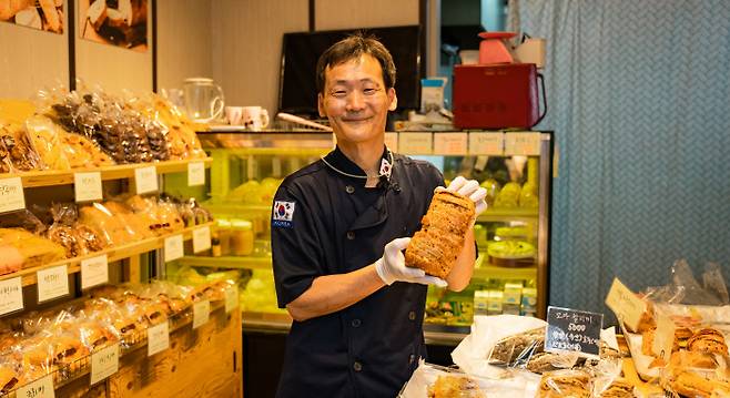 ‘빵식이 아재’ 김쌍식씨는 경남 남해서 매일 아침 등굣길 아이들에게 무료로 빵과 요구르트를 나누고 지역사회 10여개 장애인복지시설 및 자활센터에 매주 빵 나눔을 이어온 공로로 지난해 8월 LG의인상을 받았다.