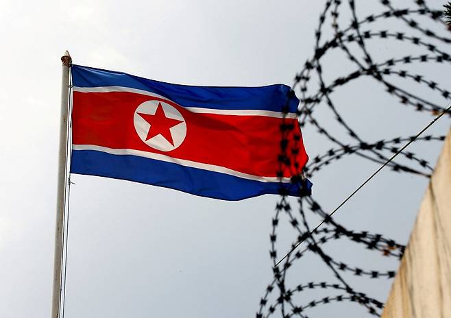 A North Korea flag flutters next to concertina wire at the North Korean embassy in Kuala Lumpur, Malaysia March 9, 2017. (Reuters-Yonhap)