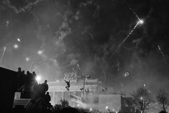 ″East Berlin, New Years Eve″ (1989-90) by Arno Fischer [ARNO FISCHER, INSTITUT FUR AUSLANDSBEZIEHUNGEN E. V.]