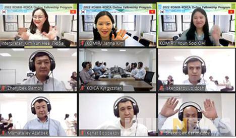 KOMIR 국제협력팀이 키르기즈스탄 환경 및 에너지분야 공무원들과 온라인 영상에서 친환경 자원개발, 광해관리 정책·기술 등에 대해 열띤 토론을 하고 있다. (사진제공=한국광해광업공단)